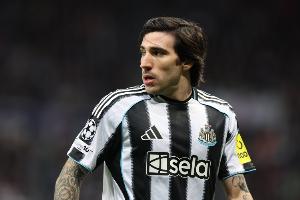 英媒：曼联已通过中间人与托纳利经纪人谈判转会，球员持开放态度